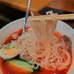 盛岡冷麺 寿々苑 - シコシコ麺。汁は甘め、中辛でも甘みを感じます