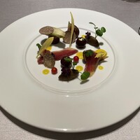 ASAHINA Gastronome - 仔鴨＆無花果 胸肉を生ハムにしスモーク 無花果と共にサラダ仕立てにし長茄子のフォンダン、カラマンシーのエッセンス