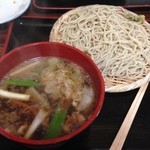 里美観光農園　うぐいすの里 - 関東風の鴨肉そば汁は、新そばとの相性抜群で美味。セルフサービスのリンゴジュースも食後のデザートに最適。