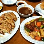 中華居酒屋　一龍 - 左から、チャーシュウ・餃子・酢豚・アゲワンタン。