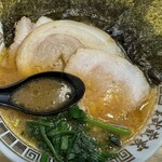 裏武蔵家 - 黄金鶏油がたっぷり入った醤油豚骨はSUSURUさんイチオシ