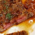 フュメドゥコスモ - ステーキはカット済みなのでお箸でも♬お肉もソースも美味♡