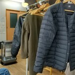 バク豚696 - ストーブと衣装掛け