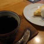 カフェうえすたん - ホットコーヒーとチーズケーキ