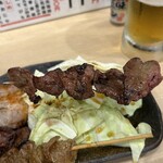 焼き鳥天国 大統領 - 黒いけど、名物の白レバー（70円）