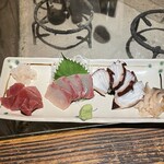 魚々楽 - お刺身三点盛り、いつも三点以上乗っけてくれている！！嬉しい！！！