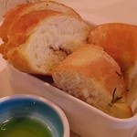 リストランテ ダ ニーノ - ランチセットのフォカッチャと黒トリュフのパン
