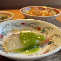 中國菜 奈良町 枸杞 - ○三重県産縞鯵、葱と山椒の椒麻ソースの乗せて