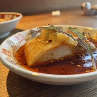 中國菜 奈良町 枸杞 - ○大和肉鶏のよだれ鶏、紫からし菜のベビーリーフを添えて