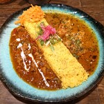 スパイシーカリーハウス半月 - 2種盛り(チキンカレー・デミビーフ) 1,100円