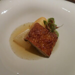 アコルドゥ - 大和肉鶏のコンフィタード　ハーブとトンカ豆のコンソメ