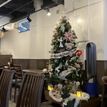 黒カフェ - 今の季節は大きなクリスマスツリーあり♡