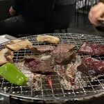 225738096 - 鹿を焼いている様子