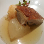 アコルドゥ - 大和肉鶏のコンフィタード　ハーブとトンカ豆のコンソメ；アップ