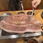 大阪焼肉・ホルモン ふたご  - 【予約限定】名物！黒毛和牛のはみ出るカルビ