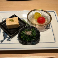 鮨まつもと - 胡麻豆腐、春菊のおひたし、トマトの蜜煮