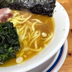 つばさ家 武蔵境店 - 鶏油たっぷりでコクのあるスープ。