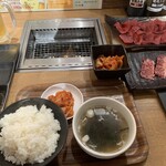 精肉店直営 焼肉定食 やまと - 肉いろいろの定食