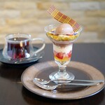 デザートカフェ ハチドリ - フルーツとショコラのパフェ、紅茶