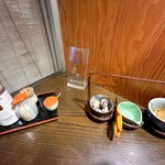 手打うどん あかう - 卓上調味料。うずらの卵があります