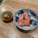 焼肉商店 いとおかし - 上カルビ卵黄おろし醤油