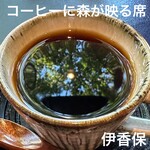 茶屋たまき - 森が映り込む席多数あるお店