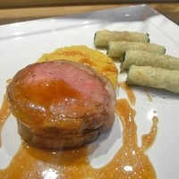 ビフトロ バイ ラ コクシネル - ラムサドルのオーブン焼き ショートパスタのグラタンとローストにんにくのジュ