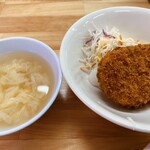 めし処 ひがし - 小ライスセットのコロッケとスープ