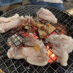 いくどん - シロと、豚足、焼き中。
