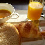 浅草ビューホテル - パン、お変わり、マンゴージュースとカボチャのコーンスープ