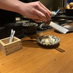 創作鉄板 粉者東京 - 御口直し　自家製豆腐に冷凍トマトを削っています。