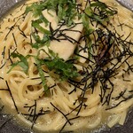 鎌倉パスタ - 蒸し鶏とシソ、梅干しと釜玉のパスタ