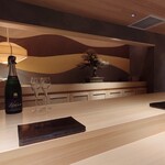 鮨 恵比寿 幸凛 - まだ新しいカウンター