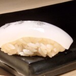 鮨 恵比寿 幸凛 - スミイカには炭塩、隅っこに置く遊び心も