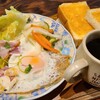 珈琲と味の店 ポピー - モーニング(税込800円)
①トースト②ベーコンエッグ③サラダ(レタス、大根&人参のマリネ)
お飲み物①HOT珈琲《サイフォン式》
ササッと手早く作って下さいました