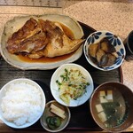Ajiwai Dokoro Akagi - タイのあら炊き定食