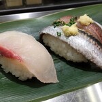 寿司 魚がし日本一 - 左から：しまあじ、いわし（追加注文）