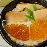駅弁屋 祭 - 北海道炙りサーモンと二種のいくら丼