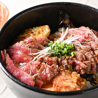 Popular rice bowls with the same taste, including roast beef that has different charms during the day and at night.