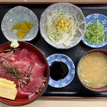 もみじや - まぐろ丼と脇を固める面々