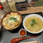 鶏千 - 牛とじ丼、カレーうどん小　1045円