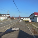 そば処元気屋 - 真駒内会館前を通過。歩道の白いのは雪。　　1316