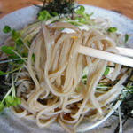 そば処元気屋 - 蕎麦の下に汁とわさびがあります