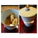 御料理 光安 - 松茸の小吸い物・・先ほどの「鮎」の汁よりは少しお醤油が強めですが「松茸」にはこの程度のお味がいいですね。
      