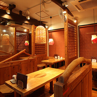 木目を基調とした明るい店内