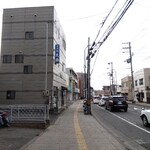 そば処 久楽 - 東北医科薬科大学方からパチリ＃お店の駐車場は店舗とバイク屋さんの間。２台程駐車出来そう。