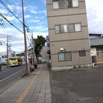 そば処 久楽 - 宮町方からパチリ＃ こちら側の空き地はお店に関係ない月極駐車場
