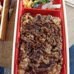 柿安 - 黒毛和牛 牛めし（1300円）　白米（島根県奥出雲産 仁田米）　牛肉煮　玉ねぎごぼう煮　玉子炒め　ゆず大根漬け　味付き小松菜（2023年3月）