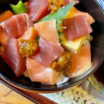 Isoryouri Hamaya - 三色丼  本日はマグロ、鮭、塩ウニ