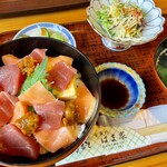 磯料理 はま家 - 料理写真:三色丼@1,540円  気仙沼大島のはま家さん。自家製塩ウニが特に美味しい！東京で売ってるクスリ臭い瓶詰めとは全く違う逸品！コイツのおかげで凡庸な他の魚達が引き立ててる！